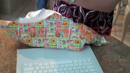 Un fils offre un cadeau à sa mère qui ne se doute pas de ce qui va arriver