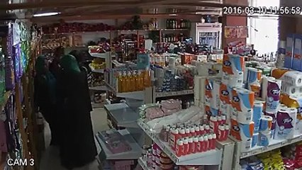 متحجبين وتفرج شعملو تسرق وتحط في ملابسها