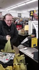 L'incroyable voix de ce caissier attire l'attention de tous les clients. Ça fait rêver !