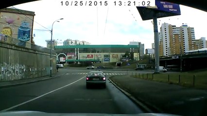 Quand un chauffard explose un pauvre automobiliste !!