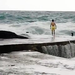 Ce dingue plonge dans l'Océan déchaîné