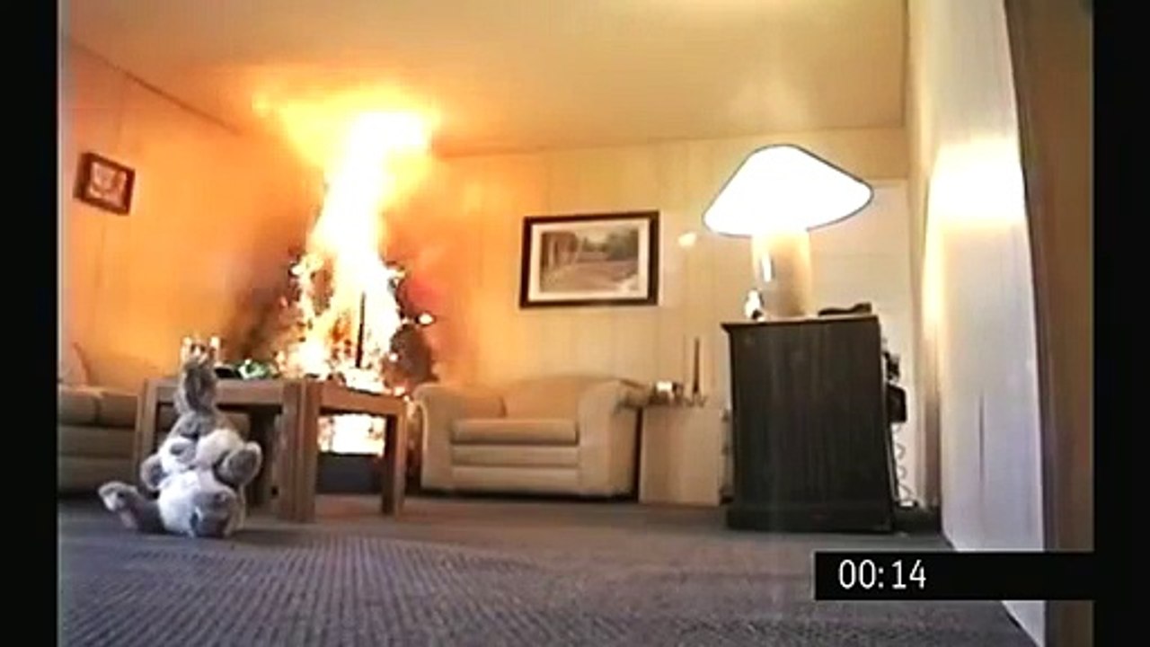 Un sapin de Noël prend feu et embrase un salon entier en 1 minute