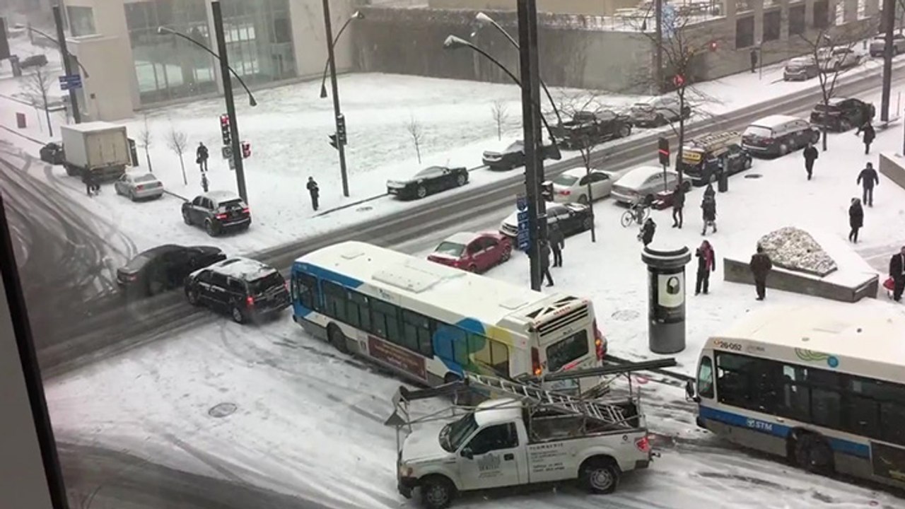 Accidents sous la neige à Montréal