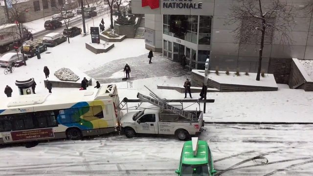 Accidents à la chaine à Montréal à cause du verglas et de la neige