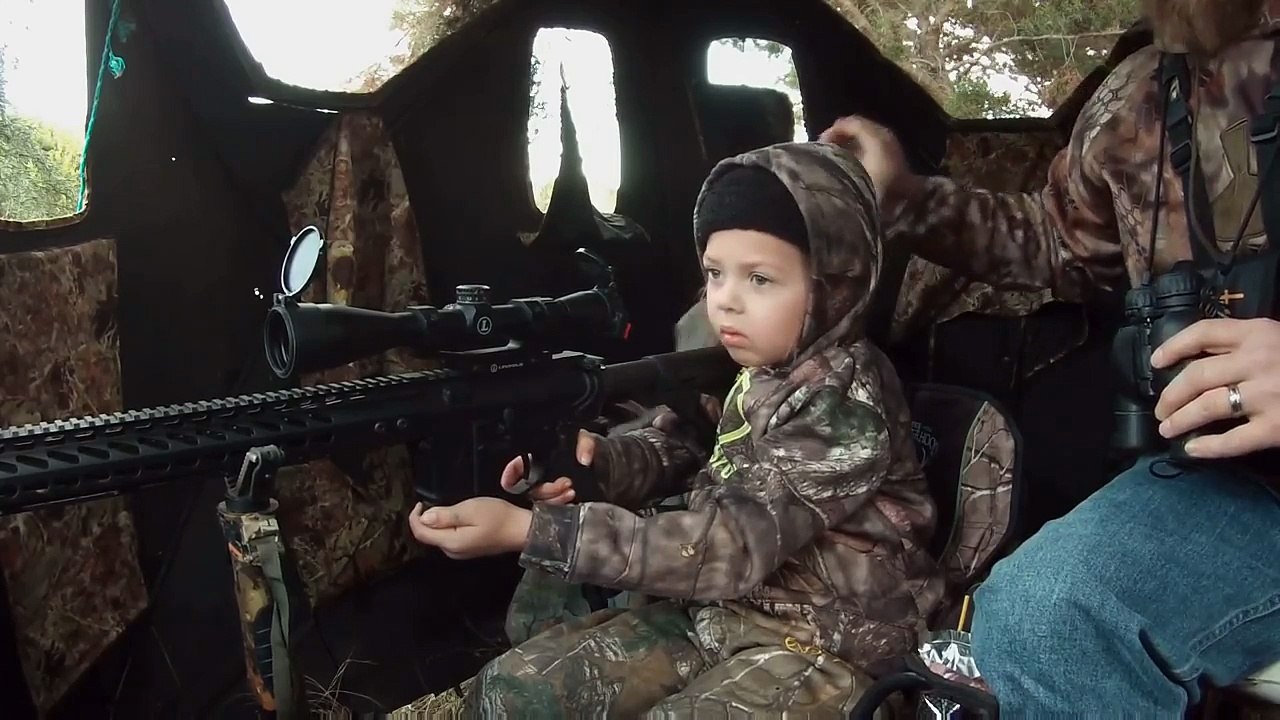 Une mini chasseuse de 7 ans à peine tire son tout premier cerf