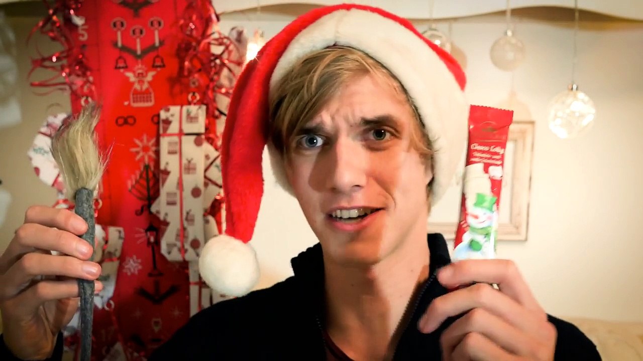 December 5 - VLOGMAS - WEIRDEST PRESENT EVER