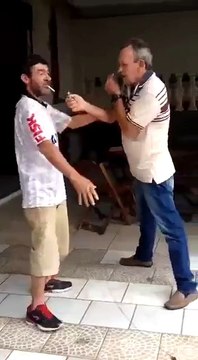 Dois bêbados tentando acender um cigarro resulta... em missão impossível