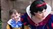 Visitant Disneyland avec son fils autiste, elle voit Blanche Neige, mais ce que cette dernière fait avec son fils est tr