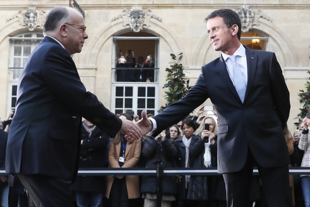 Passation de pouvoirs entre Manuel Valls et Bernard Cazeneuve