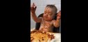 Ce bébé aime vraiment manger des spaghettis