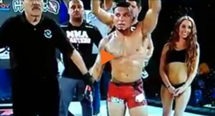 Peleador pierde pelea y le mete un terrible puñete a bella anfitriona 'ring girl' ¡Repudiable!