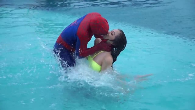 Spiderman Kiss Cam Frozen Elsa Snow White Anna Hulk Batman Superman Peppa Pig Su