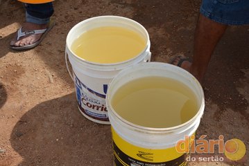 Água suja e até com camisinha abastece cidade do Sertão da Paraíba