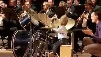 شاهد.. موهبة طفل تجبر اوركسترا للتصفيق له