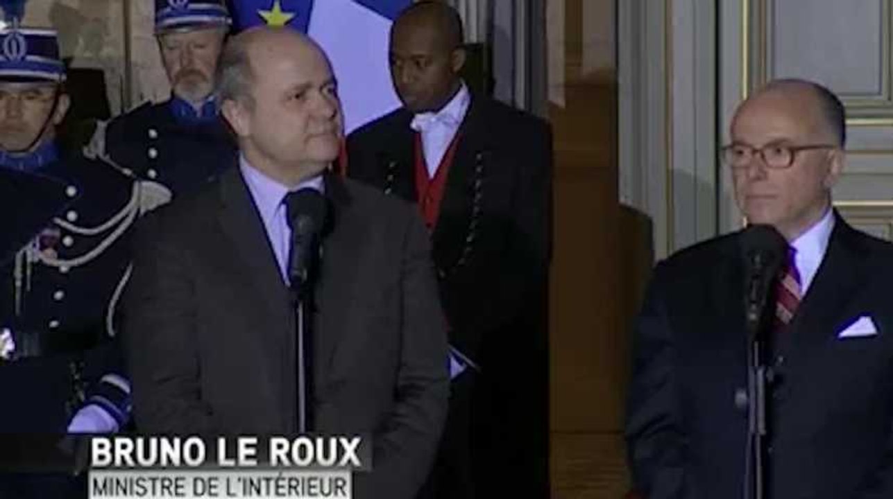 Remaniement : passation de pouvoir entre Bruno Le Roux et Bernard Cazeneuve au ministère de l’intérieur