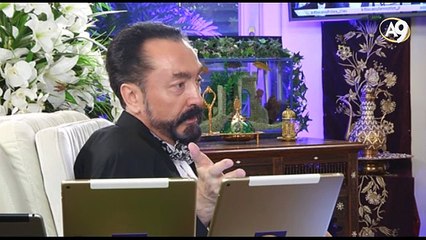 İngiliz derin devletinin yancısı münafıklar haram olan homoseksüelliğin ve evrim teorisinin dinde olduğu yalanını savunur.