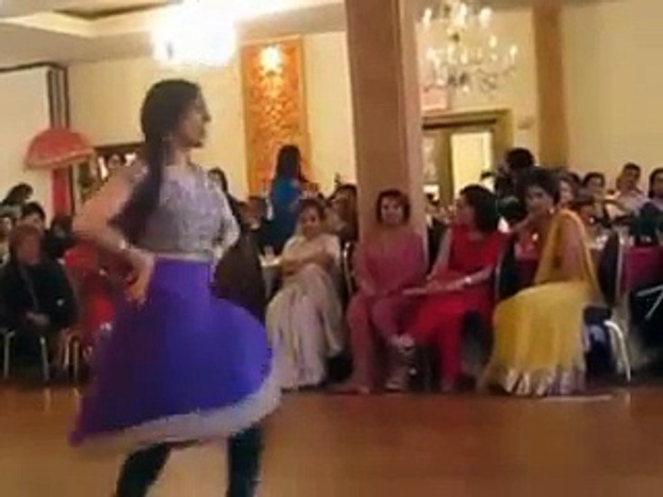 Desi Wedding Dance 'Mehndi Hai Lagne Wali'