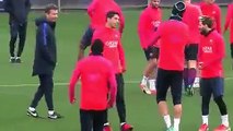 Luis Suarez et Gérard Piqué taquinent Neymar pour être arrivé en retard à l'entrainement !