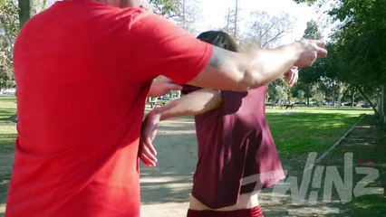 Des plaisantins s'amusent à baisser le froc de lascars en leur faisant faire un faux challenge avec les bras