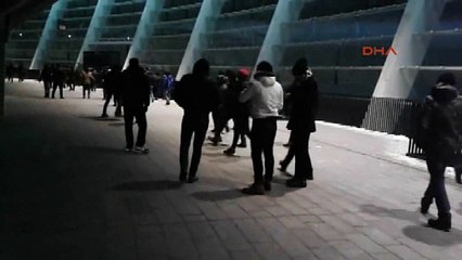 Kievli ve Beşiktaşlı taraftarlar devre arasında kavga etti