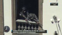 Policiais e servidores se enfrentam em frente à Assembleia Legislativa do Rio