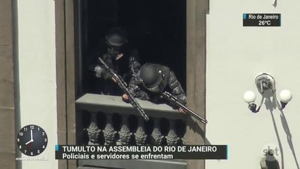 Download Video: Policiais e servidores se enfrentam em frente à Assembleia Legislativa do Rio