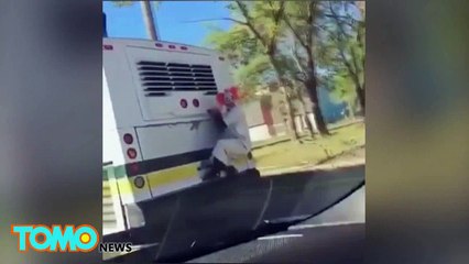 Vídeo de câmera veicular grava palhaço sinistro pendurado em ônibus de Detroit.