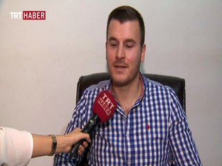 Şarkı söylüyor, konuşamıyor