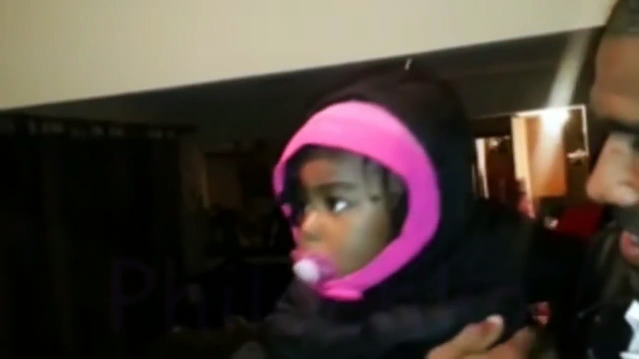 Une petite fille voit le frère jumeau de son papa pour la premiere fois