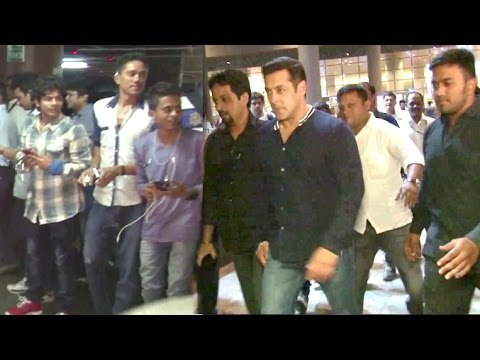 Salman Khan CRAZY Fans Get SHOCKED To See Him At Airport