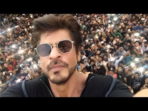 Shahrukh Khan 51st Birthday At Mannat | SRK Waving To His Fans