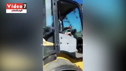 سيارات مجلس مدينة طنطا تلقى القمامة فى بحر برديس