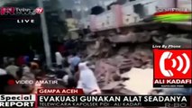 Polri dan Warga Evakuasi Korban Gempa di Aceh