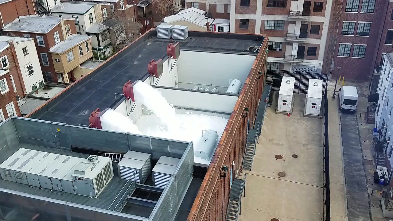 Inondation à la mousse gigantesque suite à une explosion !!