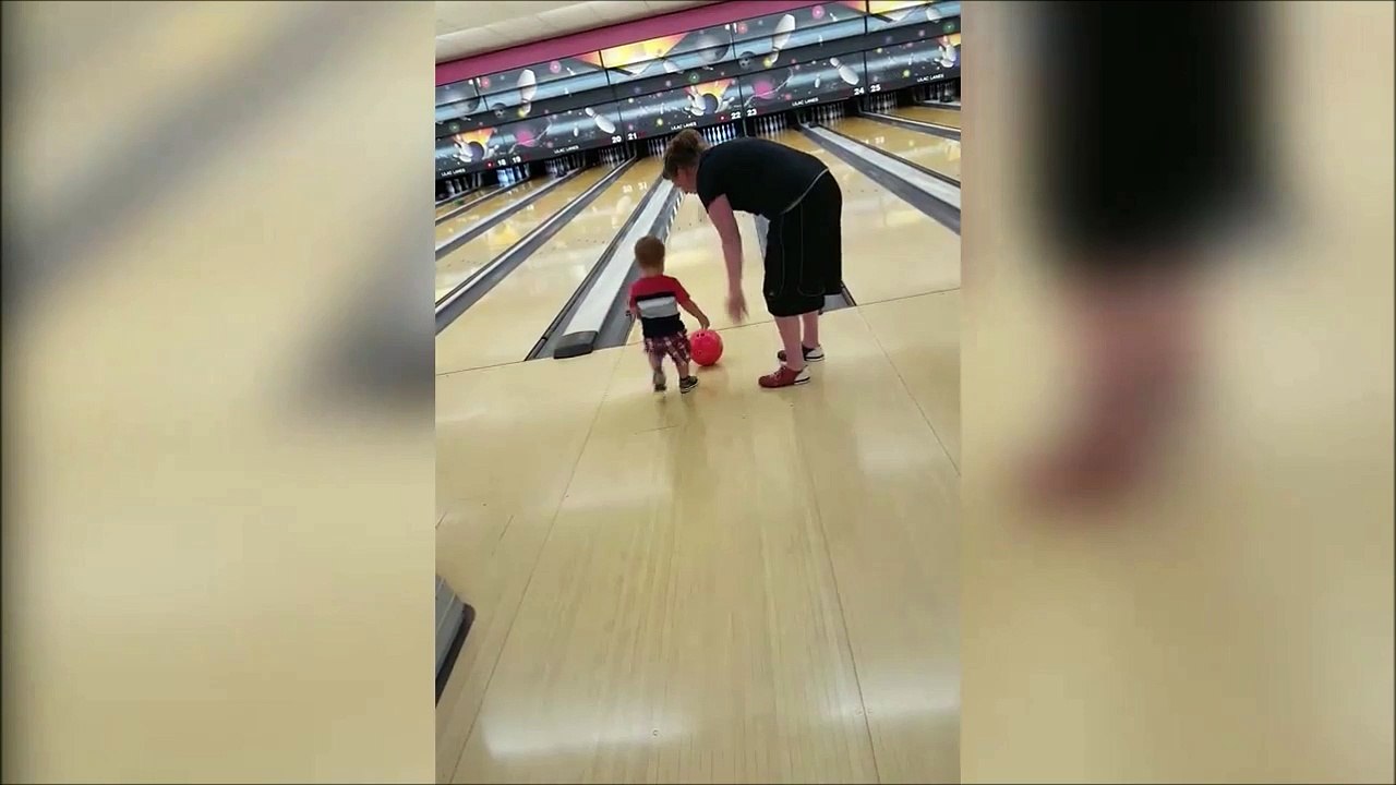 Tu viens sauver ton fils et en fait tu l'éclates : double fail en bowling