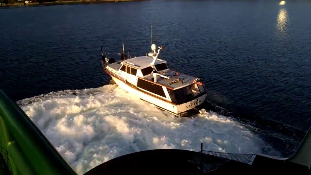 Un petit bateau essaie de couper la route d'un ferry... Mais t'es pas malade???