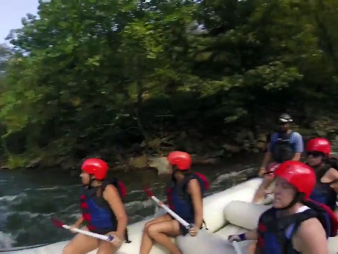 Quand tu croises un Rafting coincé sur les rochers... Grosse galère!