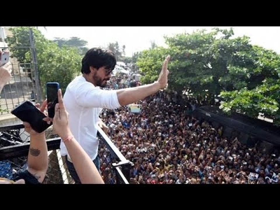 Shahrukh Khan Birthday Celebration With FANS At Mannat 2015