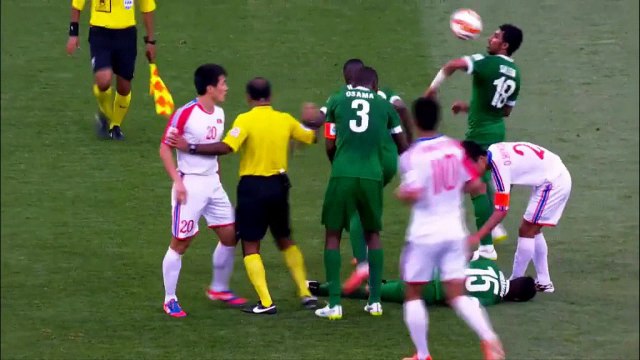 [Bongda360.com.vn] Hài hước cầu thủ biểu diễn kỹ thuật khi đồng đội bị chấn thương