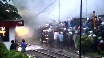 Bonek Di Kereta Dilempari Batu