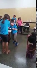 Un enfant en fauteuil roulant marche pour la première fois en classe