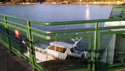 Un petit bateau ne veut pas laisser la priorité à un ferry et lui rentre dedans
