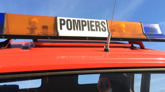 Remise de véhicules de pompiers réformés à des associations