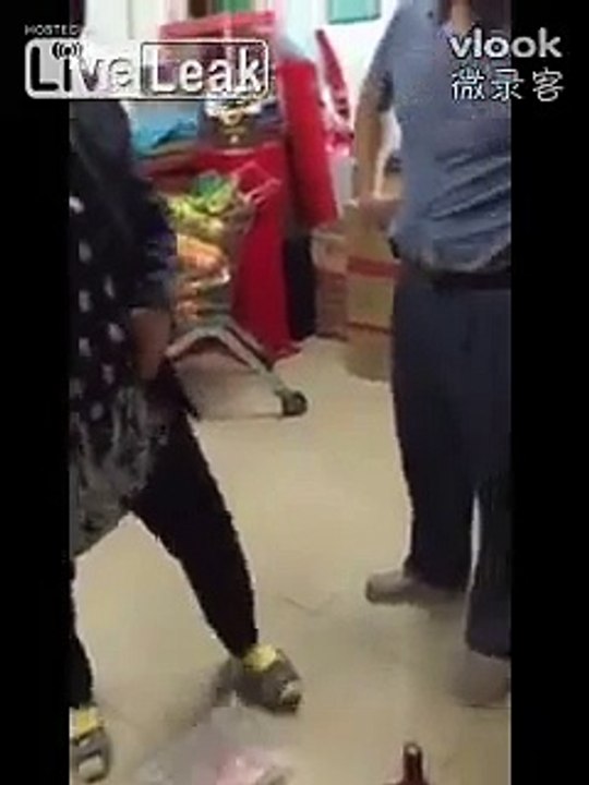 LADRA apanhada em SUPERMERCADO! Veja como ESCONDIA coisas inimagináveis!!!