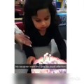 Insolite: Cette petite fille refuse son gâteau d'anniversaire, regardez ce qu'elle fait!