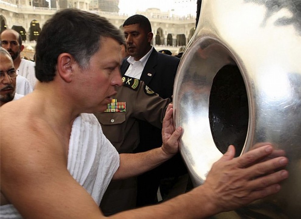 Do Muslims Worship the Black Stone in Kaaba ? Do Muslims Pray to A Black Stone in Mecca ?