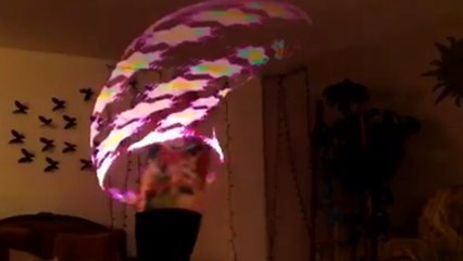 Chorégraphie avec un cerceau lumineux.. Envoûtant !