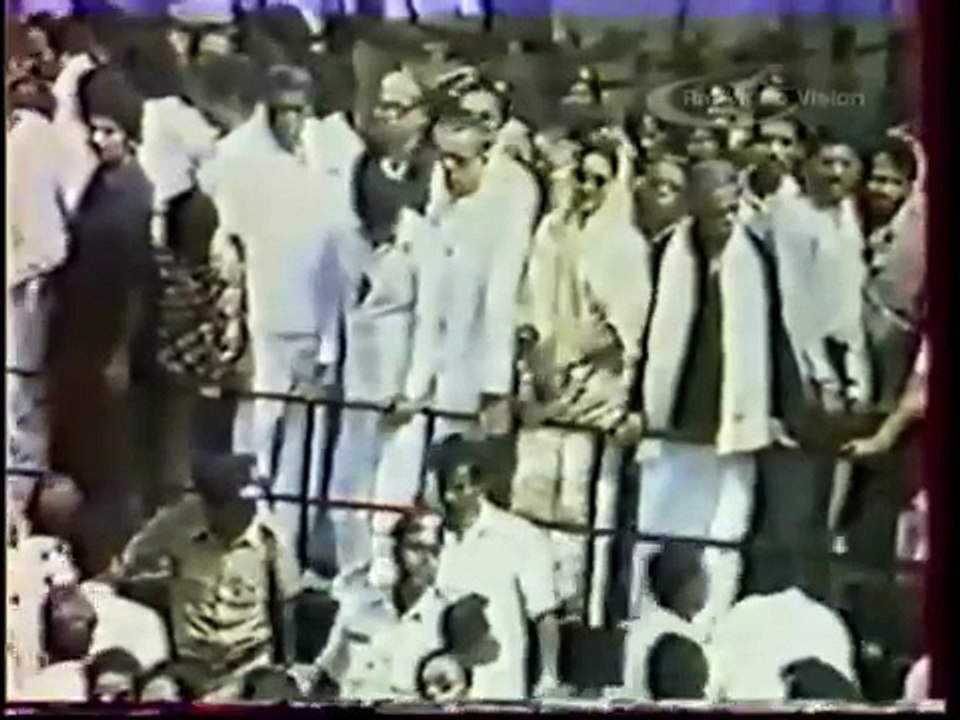 Jayalalitha pushed away from mgr funeral car 1987