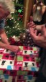 Il ouvre le cadeau de Noël et découvre une énorme surprise qui le choque !