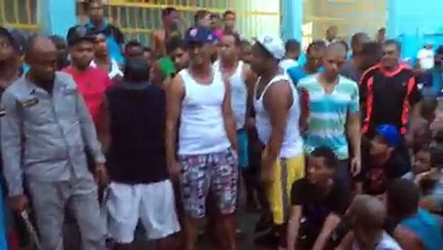 Reos entregan armas blancas en la cárcel del 15 de Azua